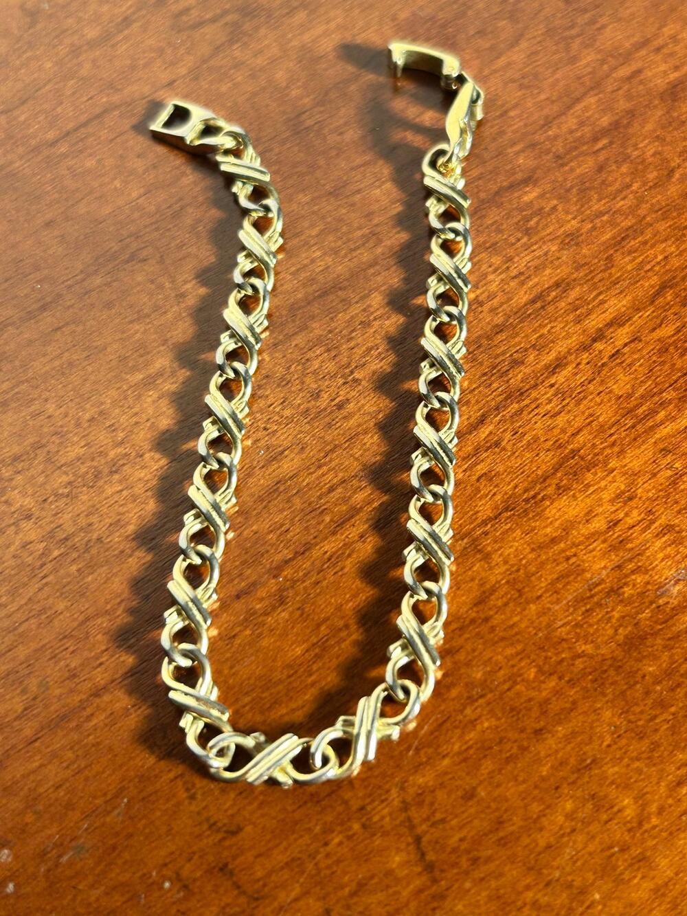 Vintage Gold Tone Hugs and Kisses XOXO Link Bracelet 7.5 Inch Classic Chain